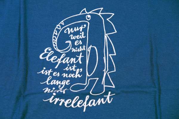 T-Shirt "Nur weil es nicht Elefant ist..." dunkelblau